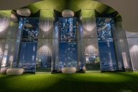 夜の「サンシャイン60展望　てんぼうパーク」館内。360度に広がる東京のパノラマ夜景を楽しめる