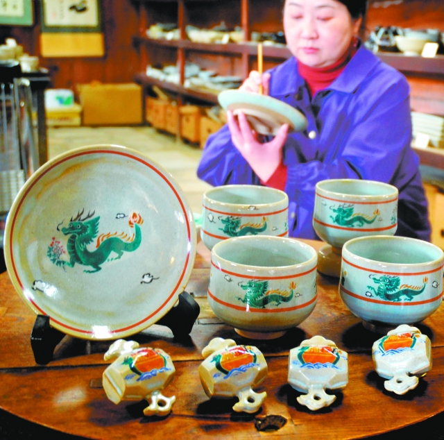 飛躍の年へ願い込め 奈良の「赤膚山元窯 古瀬堯三」 辰の絵皿や茶碗 