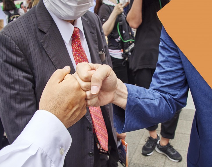 新型コロナウイルス感染拡大防止のために握手の代わりにグータッチ＝２２日、奈良市内
