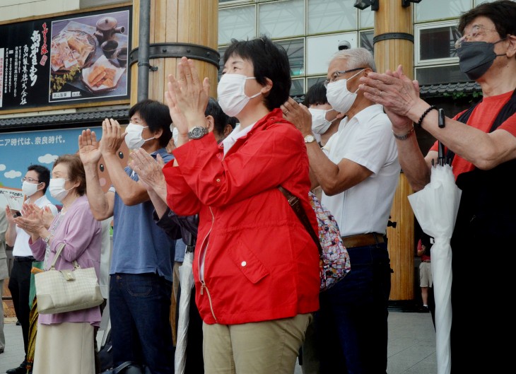 拍手で候補者に声援を送る聴衆＝２２日、奈良市内