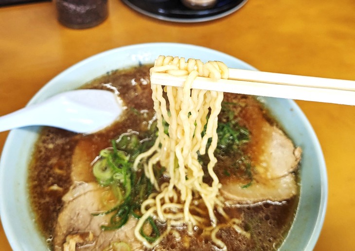 麺は、低加水麺で中細太のちぢれ麺 - 奈良市大宮町の梅光軒